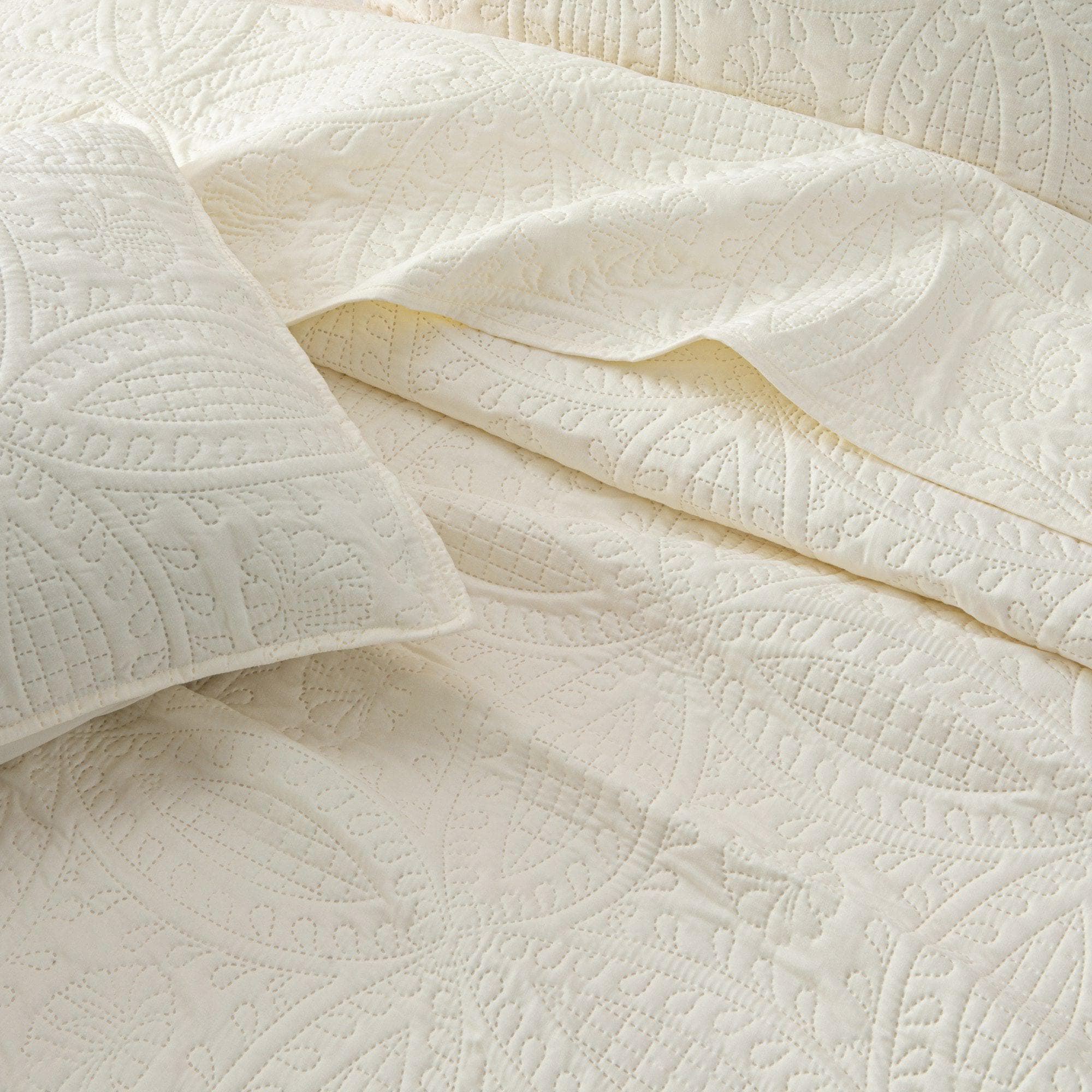 3-Piece Oversized Medallion Quilt Set - Clara Collection - Image 10