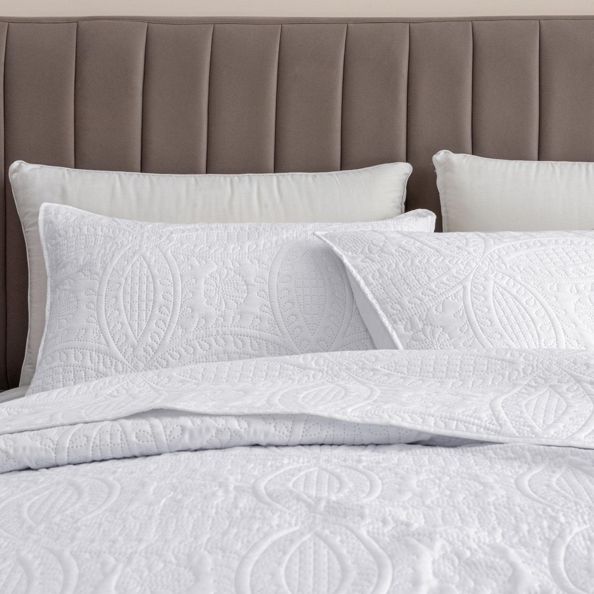 3-Piece Oversized Medallion Quilt Set - Clara Collection - Image 5