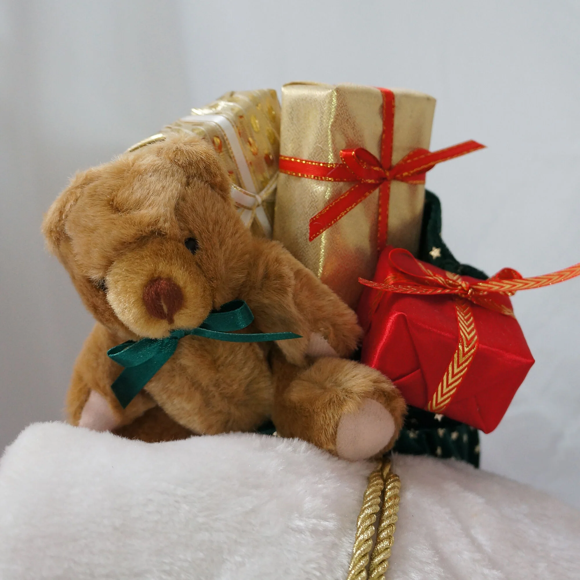 58-In. Traditional Dancing Santa Claus with Wreath and Gift Sack, Animated Indoor Christmas Holiday Home Decor - Image 3