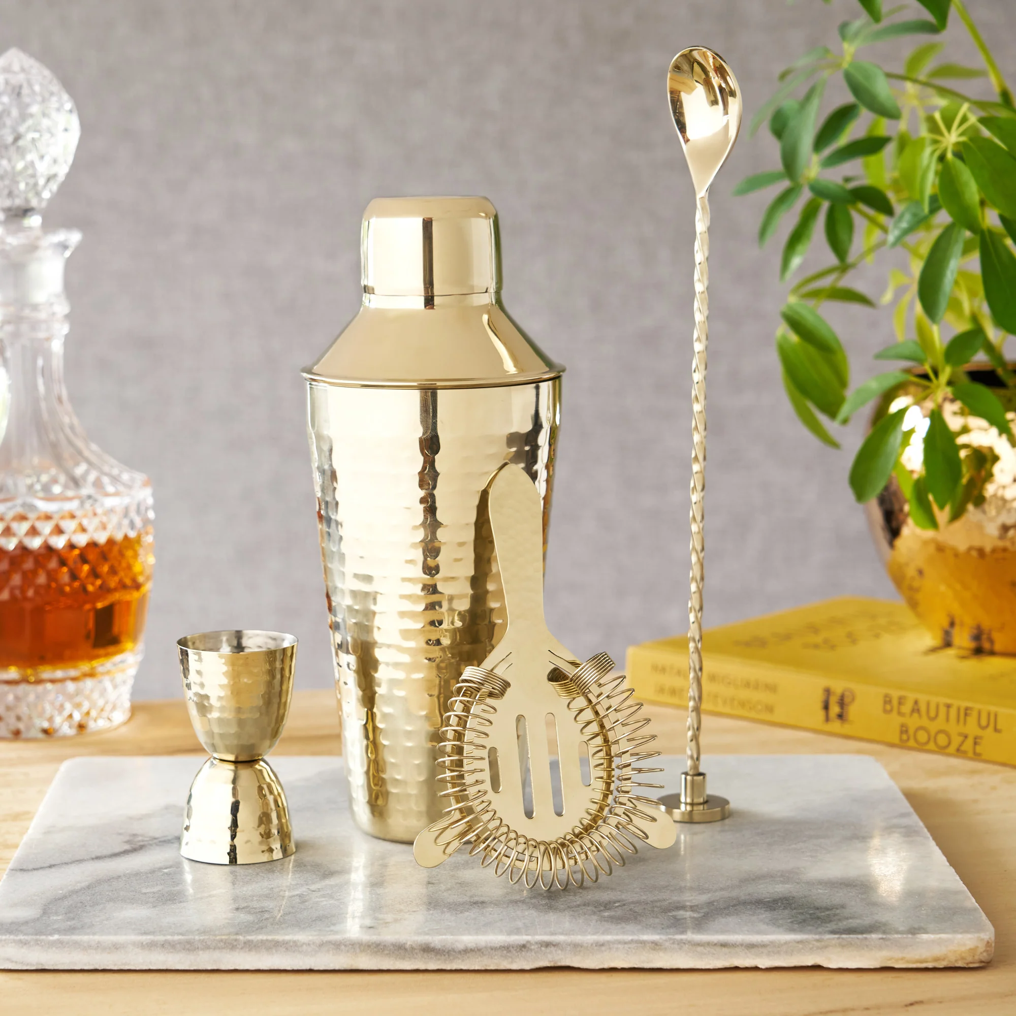 Gold hammered barware set by twine - Image 3