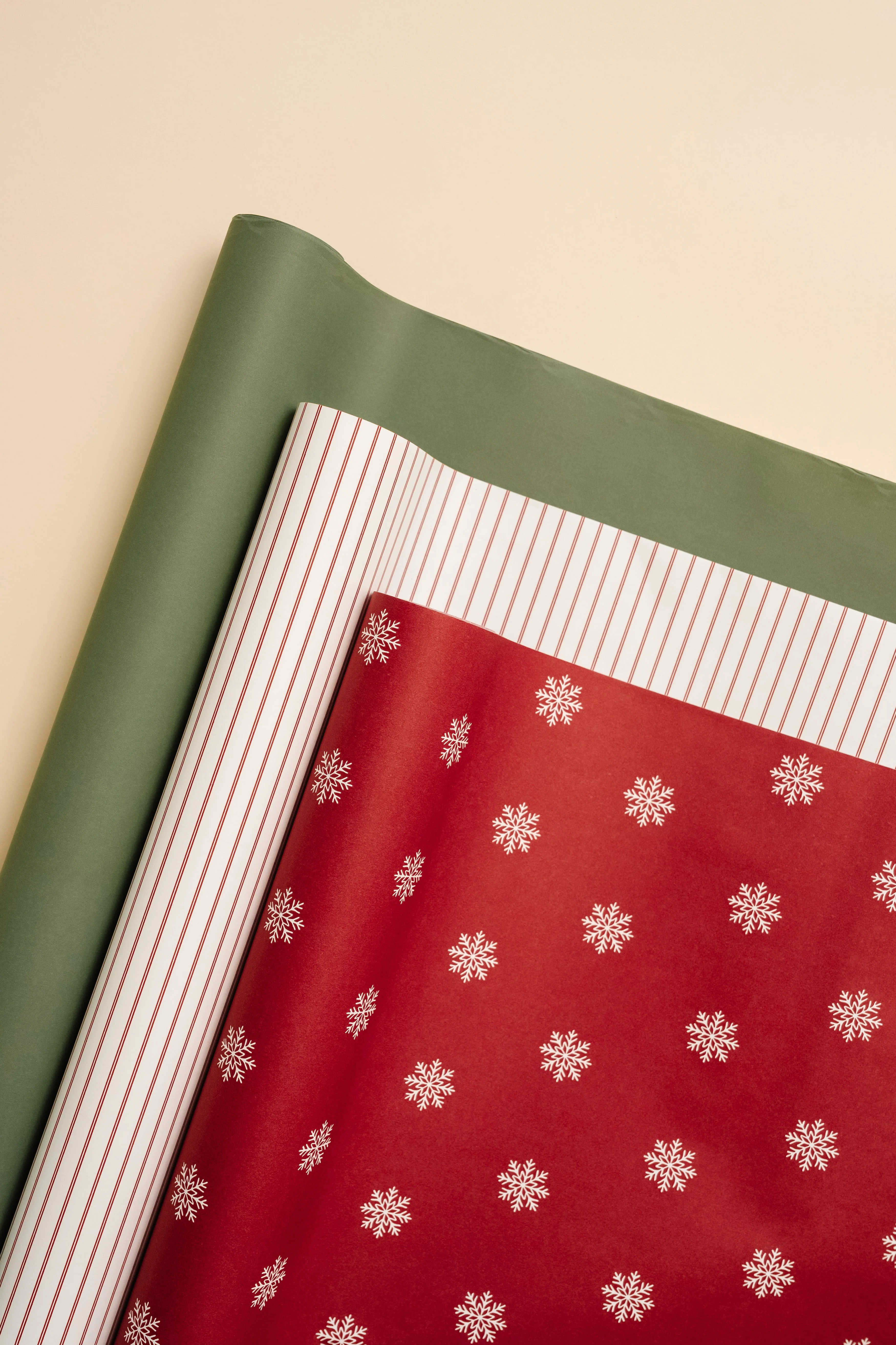 Snowflake Wrapping Kit with 3 Rolls Paper, 3 Ribbons & 25 Tags - Image 10