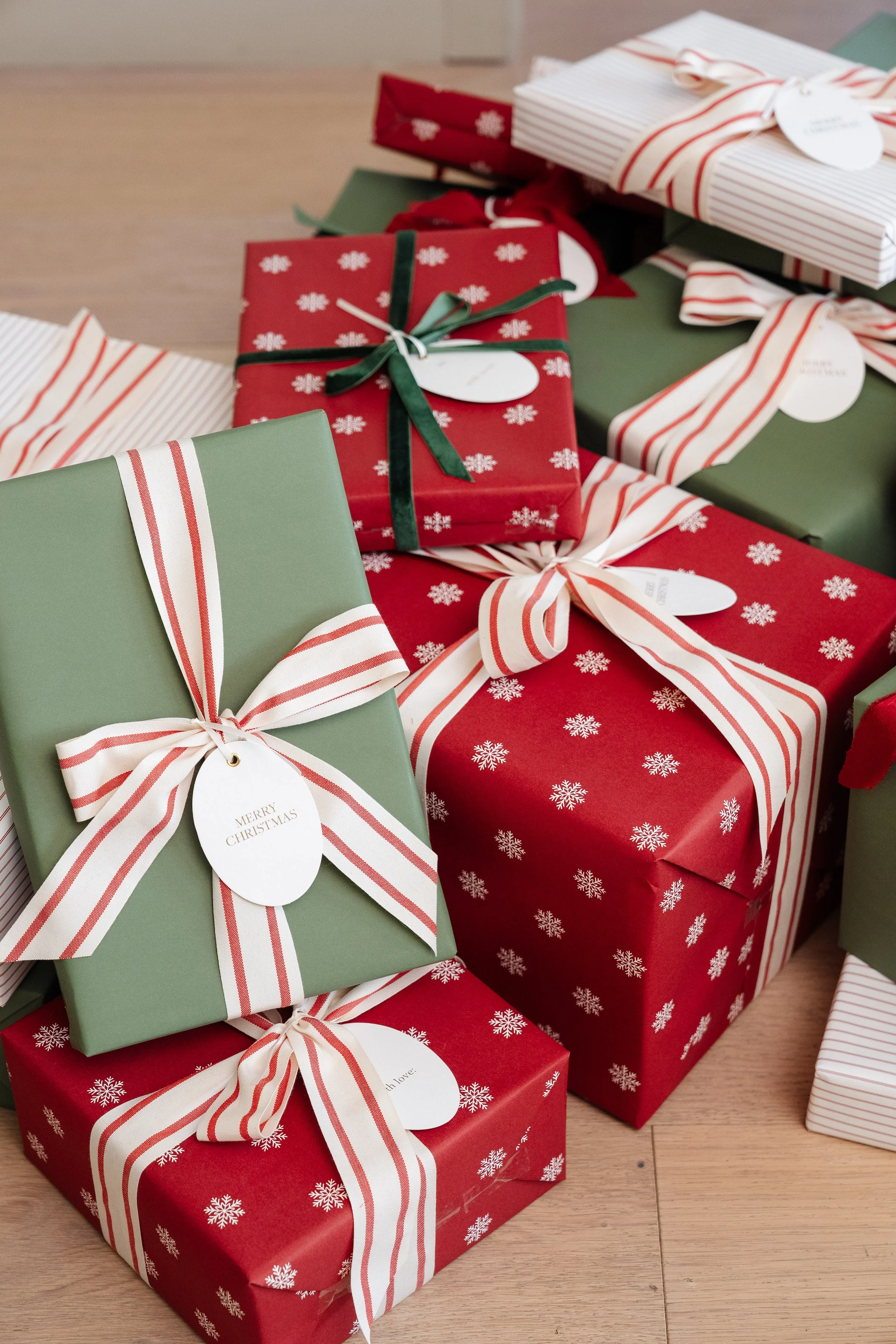 Snowflake Wrapping Kit with 3 Rolls Paper, 3 Ribbons & 25 Tags - Image 14