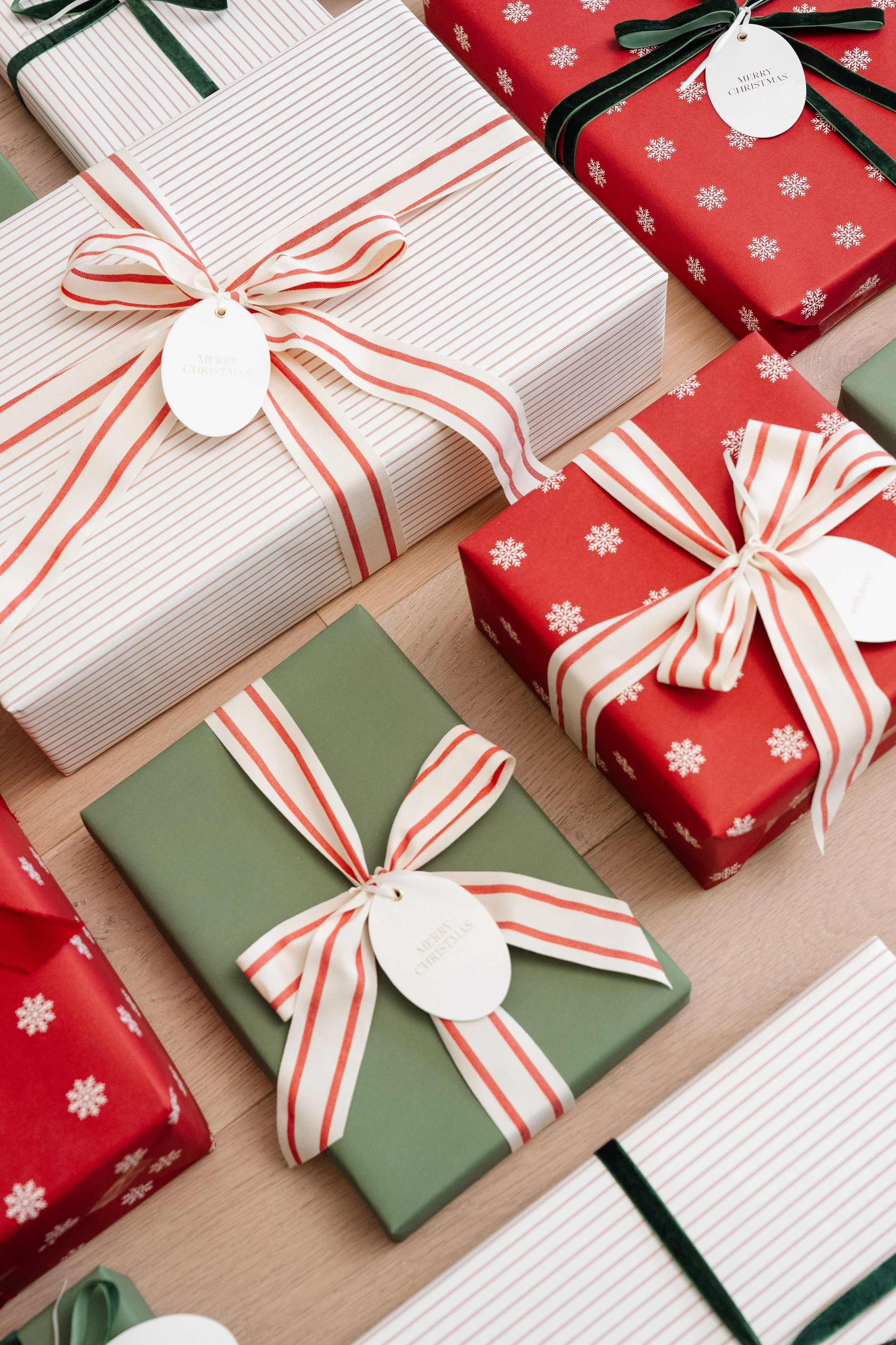 Snowflake Wrapping Kit with 3 Rolls Paper, 3 Ribbons & 25 Tags - Image 4