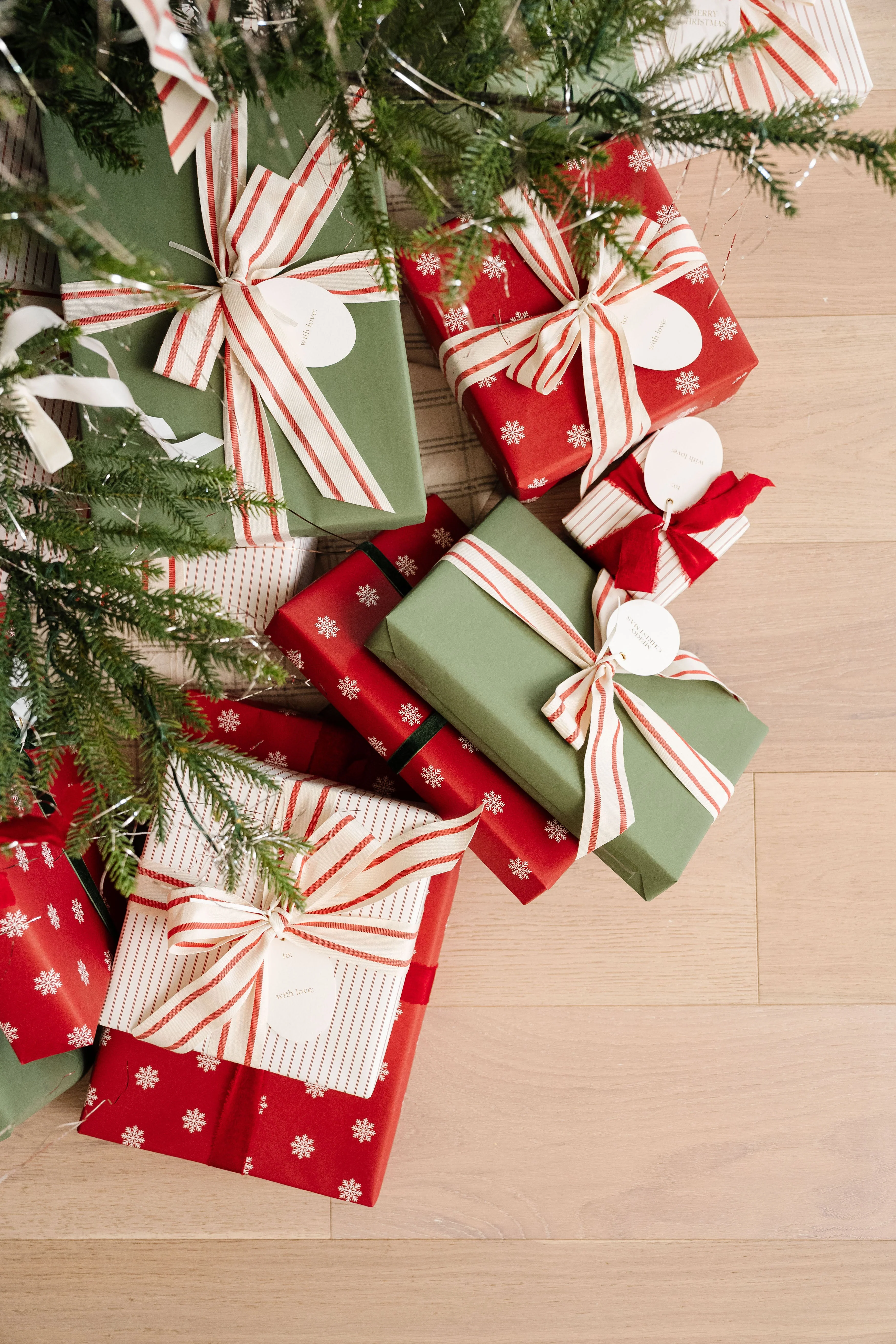 Snowflake Wrapping Kit with 3 Rolls Paper, 3 Ribbons & 25 Tags - Image 7