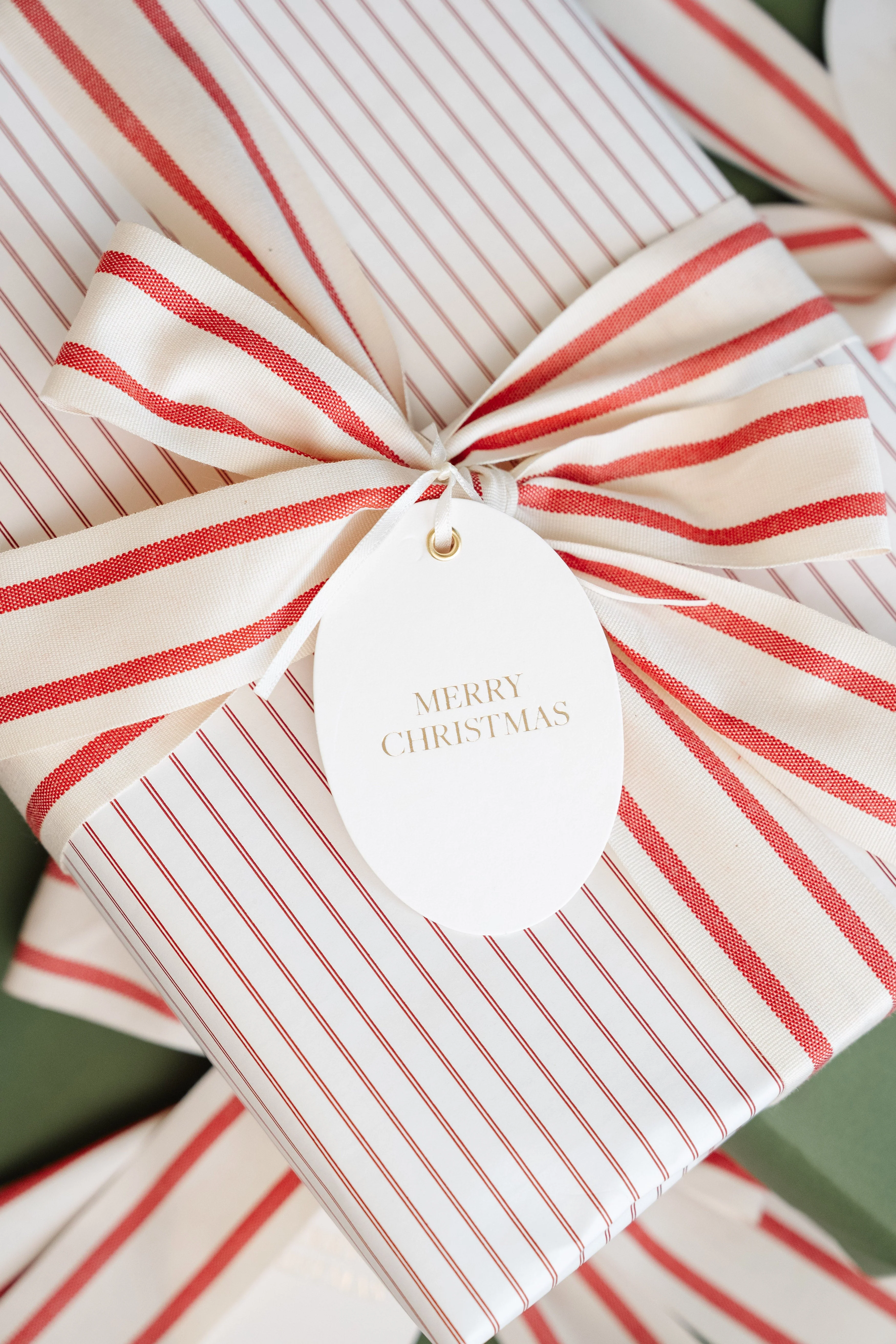 Snowflake Wrapping Kit with 3 Rolls Paper, 3 Ribbons & 25 Tags - Image 9